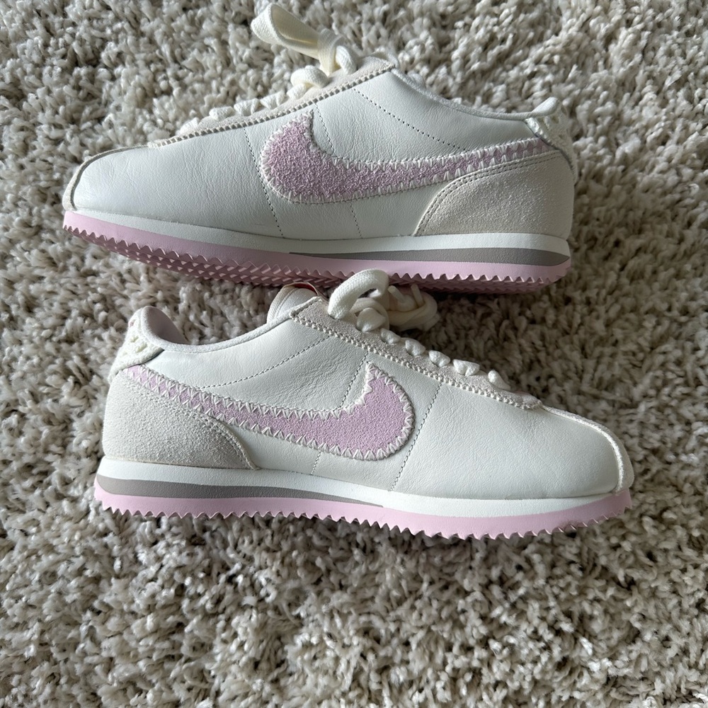 Nike Women's Athletic Shoes White and Pink